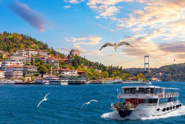 Bebek Mahallesi, İstanbul, Türkiye 'den Doğruca Boğaz' a giden gemi kalkıyor.