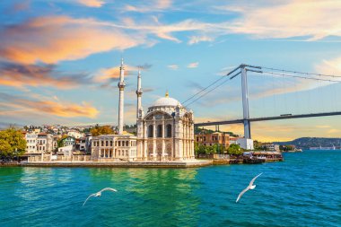 Ortakoy Camii ve Boğaz köprüsü gün batımında, İstanbul, Türkiye.