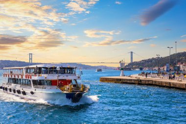 Gemi Boğaziçi köprüsü, günbatımı manzarası, İstanbul, Türkiye yakınlarından geçiyor.