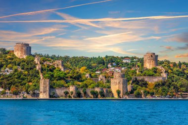Boğaz 'dan Roumeli Hissar Şatosu Gün batımı manzaralı, İstanbul, Türkiye.