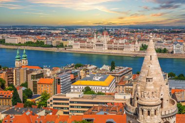 Budapeşte, Parlamento binası ve Macaristan 'ın Tuna Nehri üzerindeki panoramik manzara.