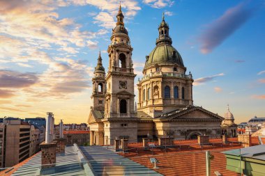 Aziz Stephen Bazilika Kubbesi ve Budapeşte, Macaristan 'ın çatıları.