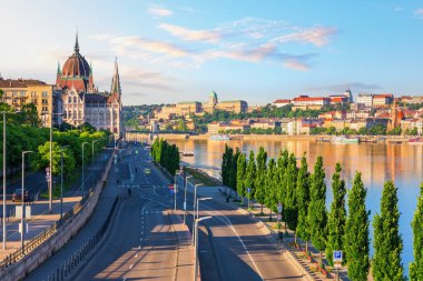 Budapeşte caddesi Tuna Nehri boyunca Parlamento ve Buda Kalesi silueti, Macaristan.