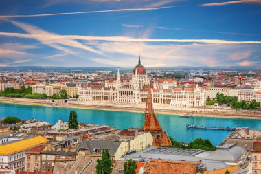 Budapeşte, Tuna 'da Macar Parlamentosu ve Kalvinist kilisesi ile birlikte ufuk çizgisi.