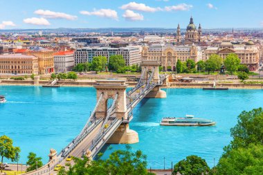 Budapeşte 'de mavi Tuna üzerinde ünlü zincir köprüsü St. Stephens bazilika manzaralı, Macaristan.