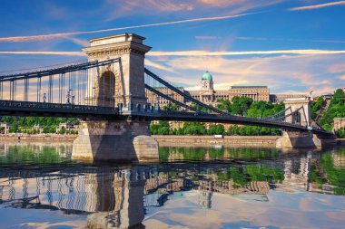 Ünlü Zincir Köprüsü ve Buda Şatosu Tuna Nehri, Budapeşte, Macaristan 'a yansıdı.