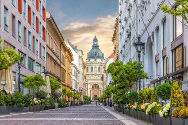 Macaristan 'ın ünlü simgesi Budapeşte şehir merkezinde yürüyen bir caddeden Aziz Stephen Bazilika manzarası.