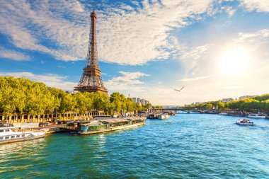 Paris silueti Eyfel Kulesi ve Seine Nehri bulutların altında, Fransa.