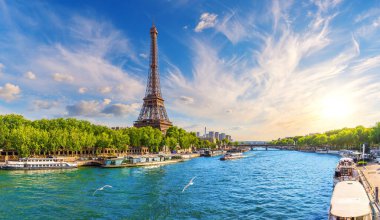 Günbatımında Eyfel Kulesi ve Seine Nehri ile Paris Panoraması, Fransa.