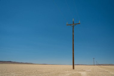 Nevada Çölü 'nün engin mavi gökyüzüne karşı tek telefon direği.