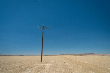 Nevada çölünün uçsuz bucaksız, el değmemiş uçsuz bucaksız topraklarında tek bir telefon direği sessiz bir dayanıklılık ve sessiz güzelliğin hikayesini anlatıyor..
