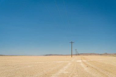 Bir telefon direğinin açık Nevada çölündeki gökyüzüne karşı katıksız basitliği sonsuz bir yalnızlık hissi uyandırıyor..