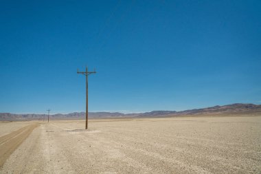 Tek telefon direği boş Nevada çölünde tek başına duruyor..