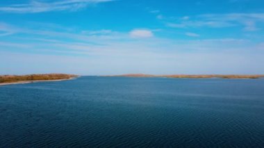 Güneşli bir yaz gününde drone uçuşu. Yavaş çekim