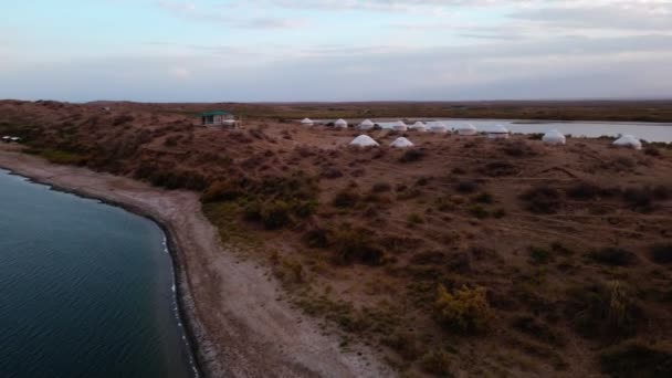 Vuelo Con Drones Sobre Yurtas Orilla Del Lago Aydarkul Soleado — Vídeos de Stock