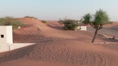 Çöldeki kumla kaplı Arap evleri üzerinde İHA uçuşu. Havadan, yavaş çekim