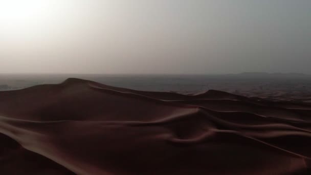 Drone Vlucht Woestijn Zandduinen Met Bergen Achtergrond — Stockvideo