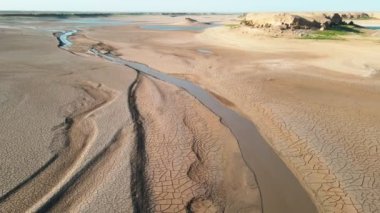 Kuru playa üzerinde İHA uçuşu ve kuru bozkırların arasında göl