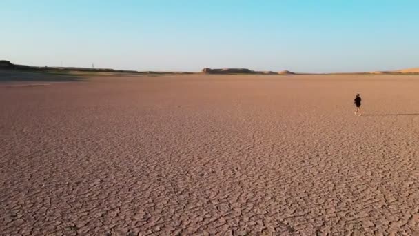 Drone Spara Uomo Che Cammina Lungo Lago Asciutto Abiti Neri — Video Stock