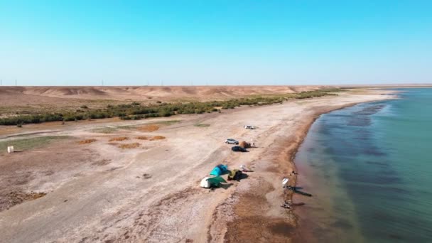 Drohne Fliegt Über Fischer Ufer Des Sees Der Trockenen Steppe — Stockvideo