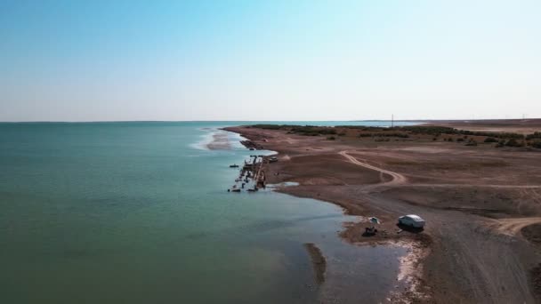 Drone Vuela Sobre Los Pescadores Orilla Del Lago Entre Estepa — Vídeos de Stock