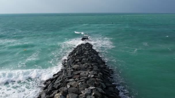 Wave Rolls Rock Breakwater Sandy Shore Sea Sunny Summer Day — Stock Video