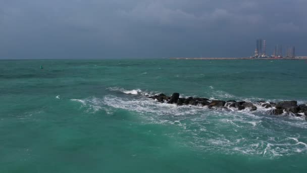 Drone Πετούν Πάνω Από Ένα Βράχο Breakwater Στη Θάλασσα Μια — Αρχείο Βίντεο