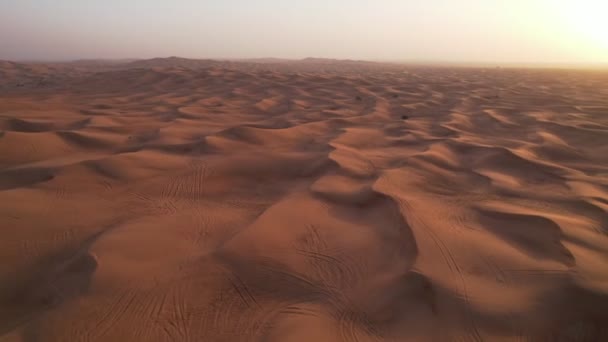 日落时在沙漠沙丘上的无人机飞行 — 图库视频影像