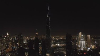 Gece Dubai üzerinden Burj Halife kulesine insansız hava aracı uçuşu.