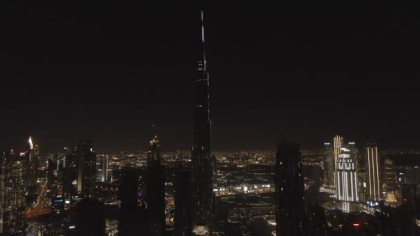 Drone Vlucht Nacht Stad Dubai Naar Toren Burj Khalifa Luchtfoto — Stockvideo
