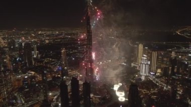 Drone, gece Dubai 'deki Burj Halife kulesinden selam veriyor.