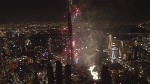 Беспилотник Отстреливает Ночной Салют Башни Бурдж Халифа Над Дубаем Ночью — стоковое видео