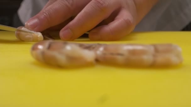 Der Koch Schneidet Mit Einem Küchenmesser Auf Einem Gelben Brett — Stockvideo