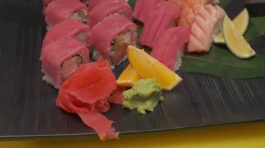 Somon, pirinç ve wasabi ile suşi yapıyorum. Şefin elleri yakın çekim.
