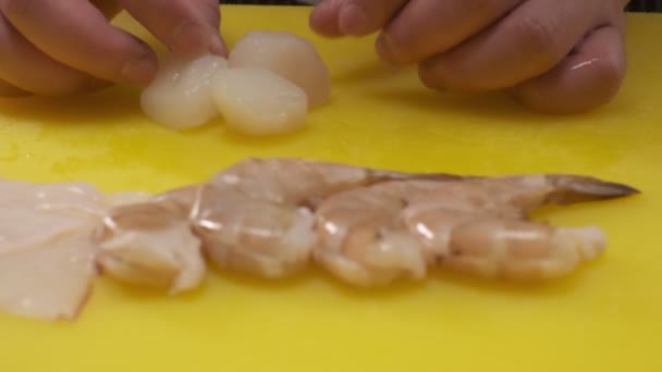 头儿正在用黄色的切菜板准备虾仁 — 图库视频影像