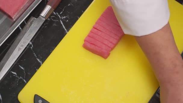 Fare Decorazione Sushi Con Daikon Foglie Pesce Tagliato Con Testa — Video Stock