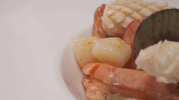 Punerea Var Decorarea Sushi Daikon Felii Lămâie Frunze Pește Tăiat — Videoclip de stoc