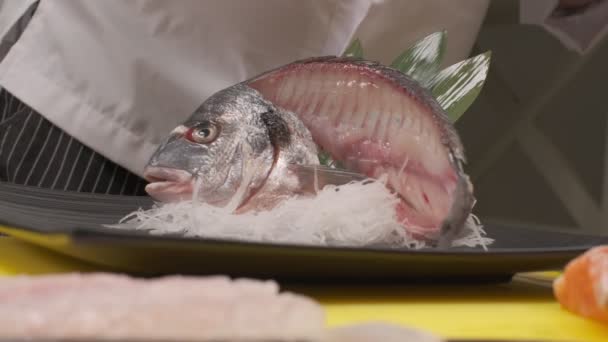Elaboración Decoración Sushi Con Daikon Hojas Pescado Cortado Con Cabeza — Vídeo de stock