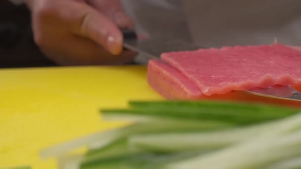 Kocken Skär Den Röda Fisken Skivor Gul Bräda Med Kockkniv — Stockvideo