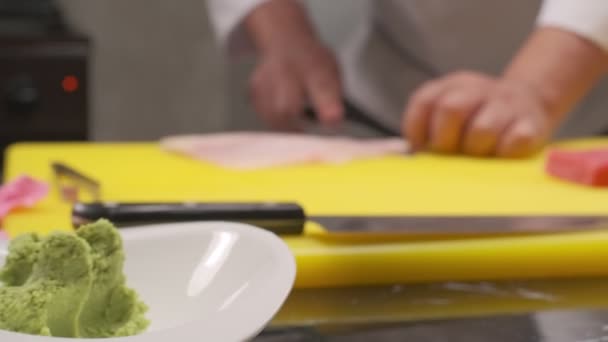 Chef Corta Peixe Fatias Uma Placa Amarela Com Uma Faca — Vídeo de Stock