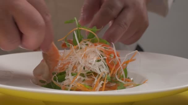 Menaruh Kapur Pada Dekorasi Sushi Dengan Daikon Irisan Lemon Daun — Stok Video