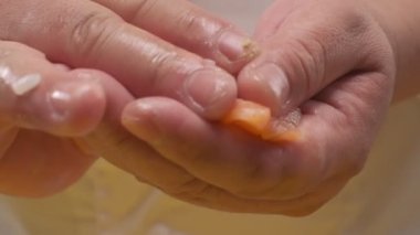Somon, pirinç ve wasabi ile suşi yapıyorum. Şefin elleri yakın çekim.
