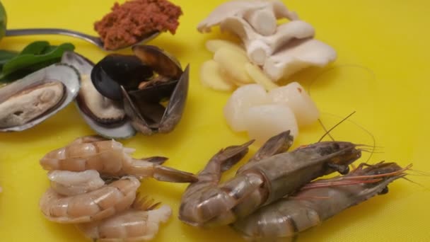 Yumuşakçalar Istiridyeler Japon Mutfağı Kıvrımları Sarı Bir Kesim Tahtasının Üzerinde — Stok video