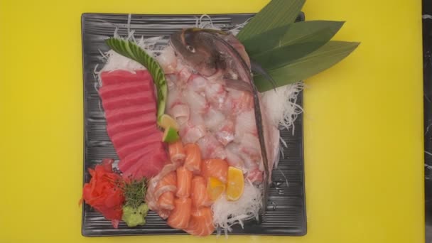 調理済みの赤魚 キュウリ レモンと皿のスローモーションのクローズアップ — ストック動画