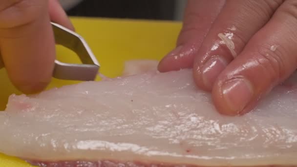 Шеф Повар Удаляет Кости Белой Рыбы Пинцетом Закройте Замедленная Съемка — стоковое видео