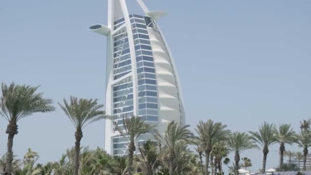 Férfi Női Kezek Találkoznak Közelről Egy Dubaji Felhőkarcoló Hátterében Lassú — Stock videók