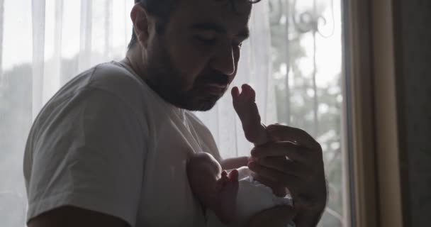 Człowiek Bliskiego Wschodu Białej Koszulce Dzieckiem Rękach Środku Kadru Okno — Wideo stockowe