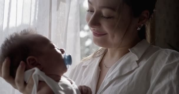 Mãe Vestindo Camisa Branca Segura Bebê Mãos Fecha Porta Indoor — Vídeo de Stock