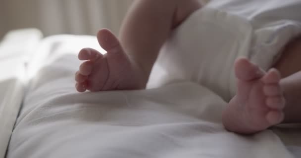 Новорожденный Мальчик Одетый Белое Тело Лежит Белом Простыне Крытый Выстрел — стоковое видео