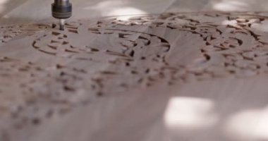 CNC değirmencilik ahşap kesim deseni. Ağır çekimde kapat
